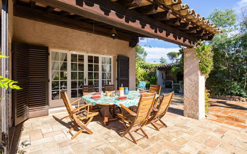 Les Boissines: Door, Family Car, Parking, Luxury Vehicle, Paint, Home Door