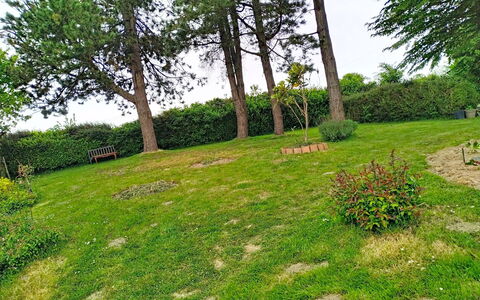Coin Nature: Furniture, Balcony, Shade, Garden, Outdoor Furniture, Chair, Porch, Yard, Landscaping, Backyard