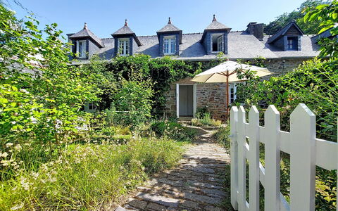 La Dolce Vita Brezhoneg: House, Shrub, Roof, Cottage, Home, Estate, Garden, Stone Wall, Farmhouse, Sash Window
