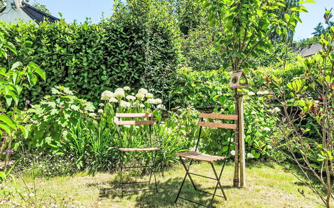 La Dolce Vita Brezhoneg: Furniture, Balcony, Shade, Garden, Outdoor Furniture, Chair, Porch, Yard, Landscaping, Backyard