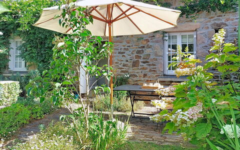 La Dolce Vita Brezhoneg: Umbrella, Furniture, Flowerpot, Outdoor Furniture, Chair, Shade, Garden, Outdoor Table, Houseplant, Backyard