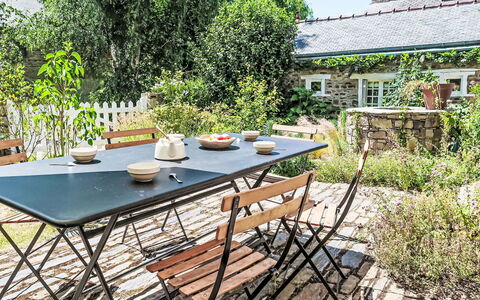 La Dolce Vita Brezhoneg: Furniture, Balcony, Shade, Garden, Outdoor Furniture, Chair, Porch, Yard, Landscaping, Backyard