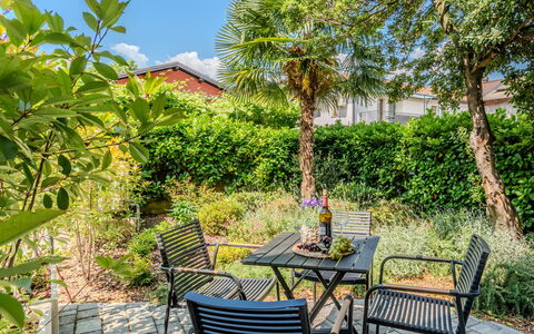 Renza: Green, Vegetation, Shrub, Furniture, Outdoor Furniture, Garden, Plant Community, Chair, Shade
