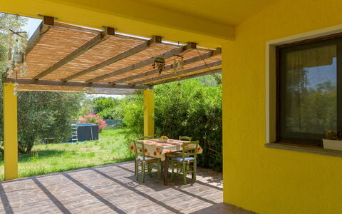Cottage Girasole di Mare: Wood, Shade, Garden, Outdoor Structure, Backyard, Eco Hotel, Pergola, Beam, Wood Stain, Porch