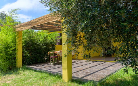 Cottage Girasole di Mare: Shrub, Garden, Shade, Backyard, Woody Plant, Landscaping, Outdoor Structure, Lawn, Pergola, Yard