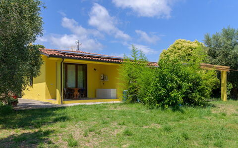 Cottage Girasole di Mare: Grass, Land Lot, Door, Cottage, Garden, Lawn, Backyard, Shade, Farmhouse