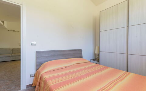 Cottage Girasole di Mare: Flooring, Interior Design, Floor, Bedroom, Wood, Bed, Ceiling, Room, Bed Sheet, Bedding