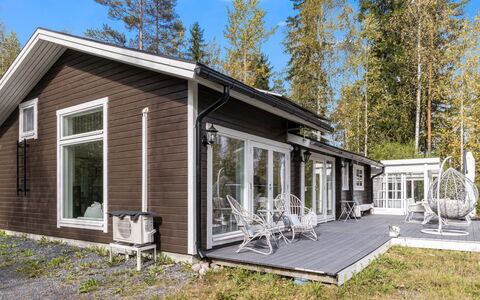 Teurajärven Helmi: House, Home, Siding, Cottage, Roof, Porch, Estate, Woodland, Garden Buildings, Winter