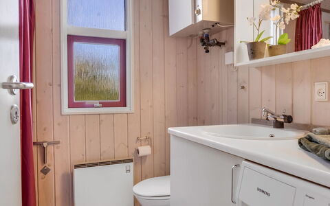 Stefan - 50M from the Sea: Wall, Wood, Plumbing Fixture, Flooring, Floor, Sink, Bathroom Sink, Interior Design, Bathroom, Plumbing