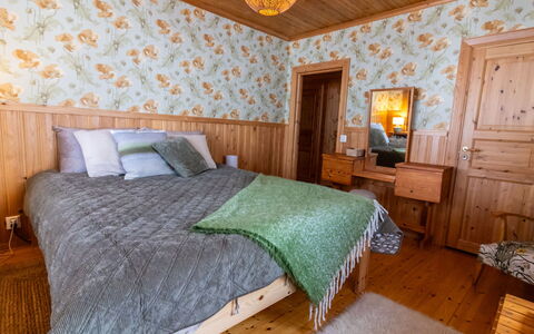 Ohola: Interior Design, Bedroom, Flooring, Bed, Furniture, Bed Sheet, Floor, Wood, Bedding, Ceiling