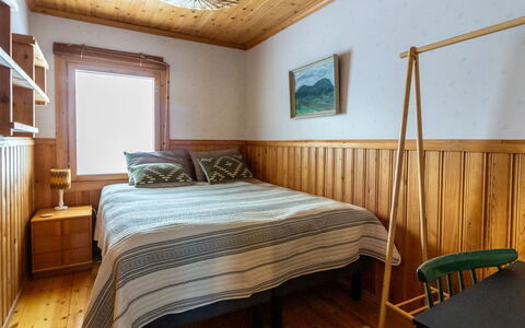 Ohola: Flooring, Floor, Bedroom, Interior Design, Wood, Bed, Bed Sheet, Bedding, Furniture, Ceiling