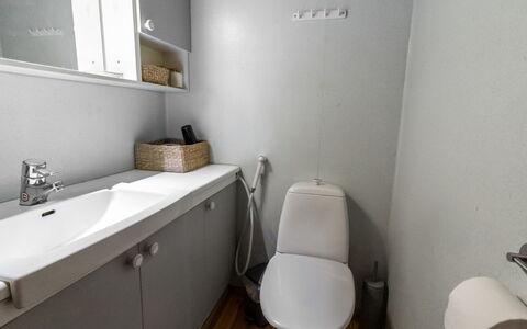 Ohola: Toilet Seat, Bathroom Sink, Bathroom, Plumbing Fixture, Toilet, Sink, Wall, Floor, Flooring, Tap