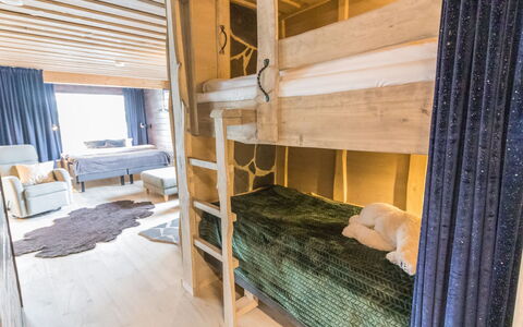 Lapland Hygge B: Wood, Flooring, Floor, Bedroom, Interior Design, Ceiling, Lighting, Bed, Furniture, Bedding