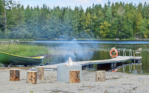Villa Ruuska: Water, Tree, Nature, Natural Environment, Watercourse, Bank, Reflection, Lake, Forest, Dock