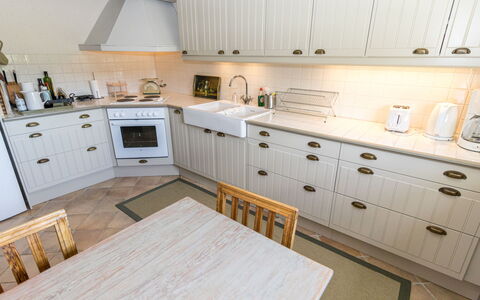Gammelgård Jahtimaja: Wood, Flooring, Cabinetry, Kitchen, Interior Design, Floor, Drawer, Countertop, Home, Kitchen Appliance
