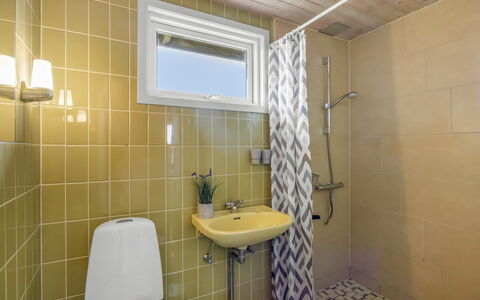 Sighfrith - 500M from the Sea: Toilet Seat, Bathroom, Flooring, Plumbing Fixture, Toilet, Floor, Wall, Interior Design, Wood, Bathroom Sink