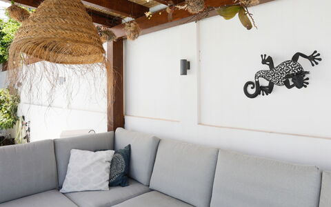 Cristianos: Furniture, Interior Design, Living Room, Couch, Throw Pillow, Cushion, Pillow, Natural Material, Houseplant