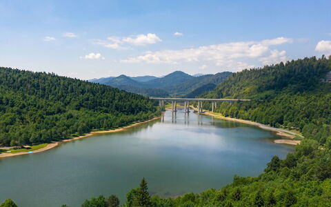 Orso: Water Resources, Water, Body Of Water, Nature, Tree, Natural Environment, Mountainous Landforms, Bridge, Mountain, Natural Landscape