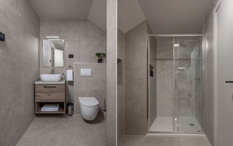 Holiday Home Orso House: Flooring, Wall, Floor, Plumbing Fixture, Bathroom, Interior Design, Sink, Mirror, Plumbing, Tap