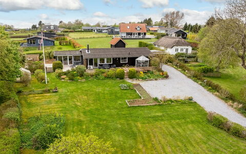 Brunetta - 200M to the Fjord: Building, House, Roof, Residential Area, Home, Landscape, Shrub, Cottage, Land Lot