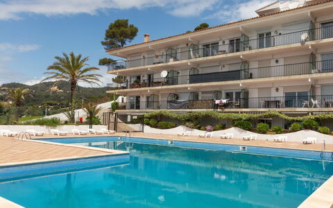 Estudi: Residential Area, Human Settlement, Apartment, Condominium, Swimming Pool, Resort, Outdoor Furniture, Hotel, Resort Town, Vacation