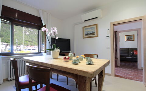 House Angy: Furniture, Interior Design, Flooring, Wood, Table, Kitchen & Dining Room Table, Ceiling, Room, Dining Room, Floor