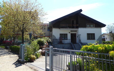 House Angy: Building, Residential Area, House, Neighbourhood, Shrub, Home, Human Settlement, Cottage, Suburb