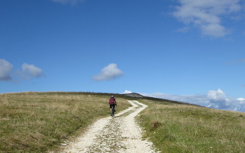 House Angy: Sky, Mountainous Landforms, Grassland, Hill, Ecoregion, Recreation, Trail, Plain, Highland