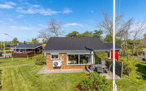 Wrange - 100M to the Fjord: Shrub, House, Residential Area, Home, Garden, Shade, Yard, Courtyard, Flowerpot