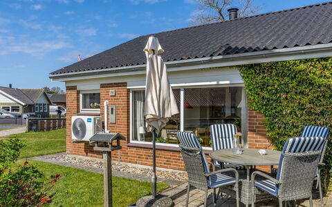 Wrange - 100M to the Fjord: Shrub, House, Residential Area, Home, Garden, Shade, Yard, Courtyard, Flowerpot