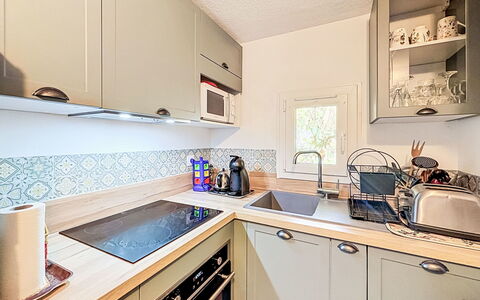 Ploemel 102: Kitchen Appliance, Kitchen, Countertop, Major Appliance, Home Appliance, Interior Design, Kitchen Stove, Cabinetry, Flooring, Wood