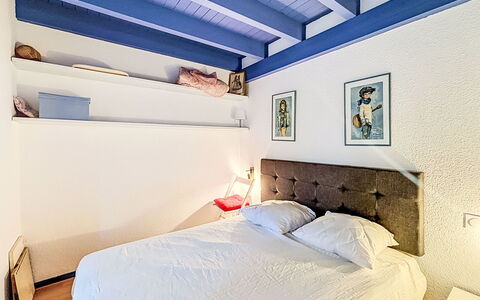 Ploemel 102: Bed, Furniture, Interior Design, Bedroom, Bedding, Wall, Bed Sheet, Floor, Flooring, Room