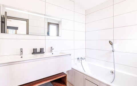 Mare Serena: Bathroom, Flooring, Plumbing Fixture, Interior Design, Floor, Tap, Plumbing, Bathroom Cabinet, Bathtub, Sink