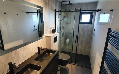 De Witte Parel: Plumbing Fixture, Flooring, Interior Design, Floor, Plumbing, Tap, Bathroom, Sink, Mirror, Tile