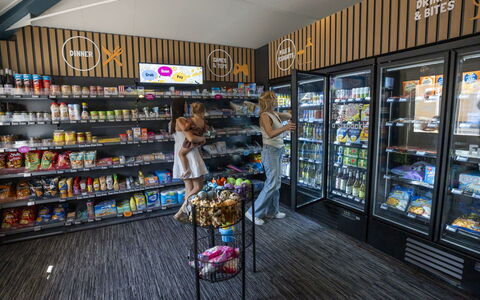 De Witte Parel: Logo, Advertising, Shelf, Food