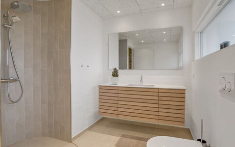 Eicke - 20M from the Sea: Flooring, Interior Design, Floor, Wall, Plumbing Fixture, Wood, Bathroom Cabinet, Ceiling, Bathroom, Sink