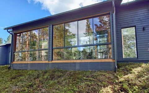 Saariselän Aavahelmi a: Glass, Hardwood, Siding, Wood Stain, Garden Buildings, Wood Flooring, Plank, Daylighting, Eco Hotel, Log Cabin