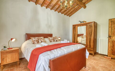 Villa the Horses: Bed, Furniture, Interior Design, Bedroom, Wall, Flooring, Bed Sheet, Bedding, Floor, Wood