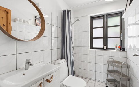 Thorvor - 900M from the Sea: Plumbing Fixture, Flooring, Interior Design, Toilet Seat, Bathroom, Floor, Toilet, Sink, Plumbing, Bathroom Sink