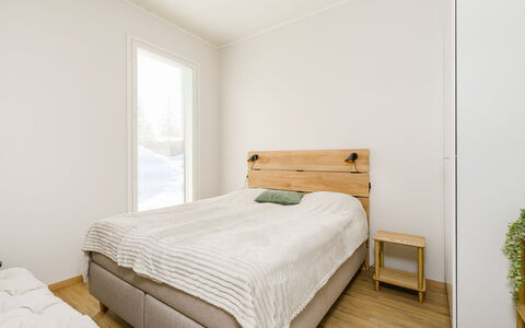 Saariselän Aavahelmi C: Wood, Flooring, Bedroom, Floor, Bed, Wood Flooring, Interior Design, Bed Sheet, Bedding, Furniture