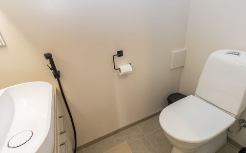 Saariselän Aavahelmi C: Toilet Seat, Bathroom, Toilet, Plumbing Fixture, Flooring, Floor, Interior Design, Plumbing, Tile, Tap