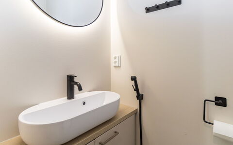 Saariselän Aavahelmi C: Wall, Interior Design, Plumbing Fixture, Bathroom, Flooring, Lighting, Floor, Plumbing, Light Fixture, Mirror