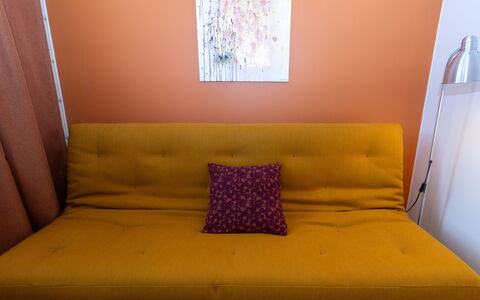 Lomapesä: Furniture, Couch, Living Room, Comfort, Wood Flooring, Hardwood, Wood Stain, Sofa Bed, Pillow