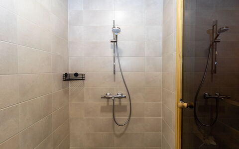 Lomapesä: Bathroom, Shower Head, Plumbing Fixture, Flooring, Shower, Shower Bar, Plumbing, Floor, Shower Panel, Tile