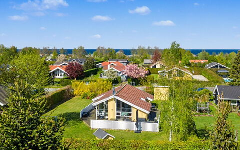 Sote - 330M from the Sea: Roof, House, Home, Cottage, Door, Siding, Estate, Lawn, Yard, Porch