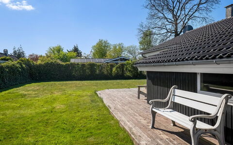 Loki - 200M from the Sea: Shrub, House, Home, Land Lot, Garden, Roof, Lawn, Groundcover, Shade, Cottage