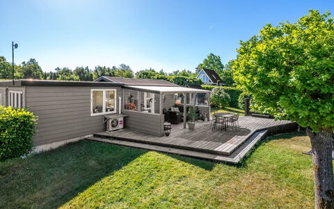 Ally - 1.2Km from the Sea: Cottage, Garden, Garden Buildings, Deck, Backyard, Yard, Shade, Design, Siding