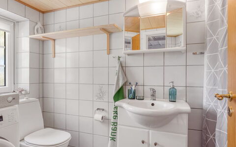 Aslag - 3.5Km from the Sea: Sink, Plumbing Fixture, Bathroom Sink, Flooring, Bathroom, Interior Design, Floor, Tap, Bathroom Cabinet, Toilet