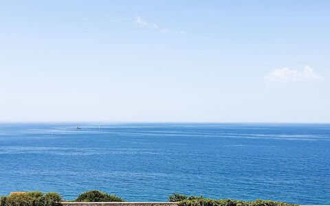 Le Grand Lambert: Sky, Blue, Water, Water Resources, Horizon, Daytime, Body Of Water, Sea, Summer