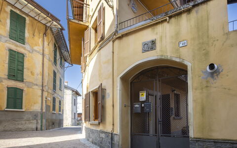 La Giuseppina: Wall, Neighbourhood, Architecture, Composite Material, Home, Door, Iron, Apartment, Balcony